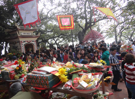 “Dân công sở” chen chúc cầu may ở Phủ Tây Hồ